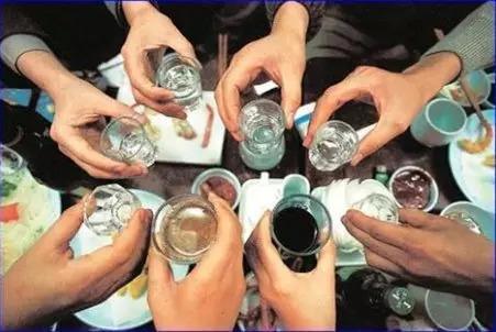 酒桌上的得力助手 這些白酒聚會游戲讓你成為氛圍點燃者！